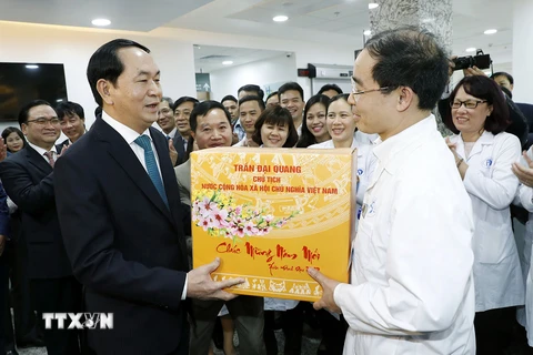 Chủ tịch nước Trần Đại Quang tặng quà Tết cho Bệnh viện Xanh Pôn. (Ảnh: Nhan Sáng/TTXVN)
