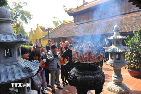 Người dân Hà Nội lễ đầu năm tại chùa Trấn Quốc. (Ảnh: Minh Đức/TTXVN)