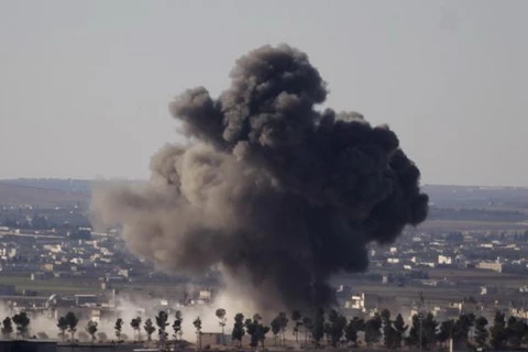 Khói đen ở các địa điểm bị oanh kích ở Syria. (Nguồn: Reuters)