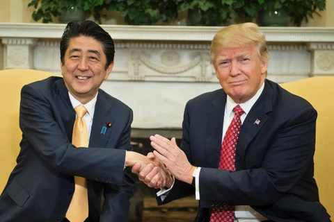 Tổng thống Mỹ Trump bắt tay Thủ tướng Nhật Abe. (Nguồn: Getty Images)