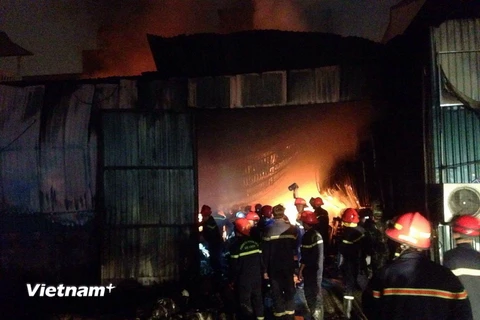 Hình ảnh vụ cháy lớn kho hàng bảo hộ lao động ở 199 Minh Khai