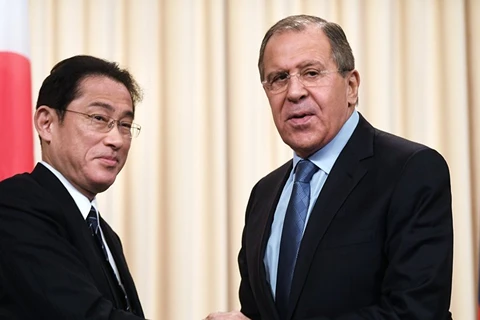 Ngoại trưởng Nhật Bản Fumio Kishida và người đồng cấp Nga Sergey Lavrov. (Nguồn: Sputnik)