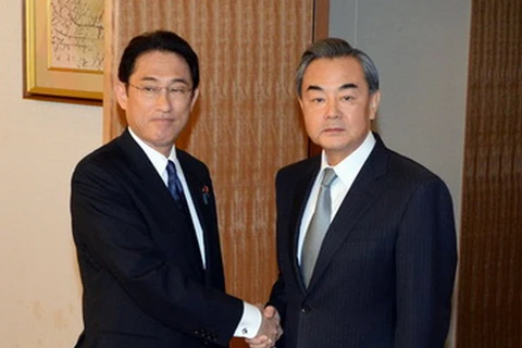Ngoại trưởng Nhật Bản Fumio Kishida và người đồng cấp Trung Quốc Vương Nghị. (Nguồn: fmprc.gov.cn)