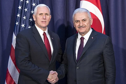 Thủ tướng Thổ Nhĩ Kỳ Binali Yildirim và Phó Tổng thống Mỹ Mike Pence. (Nguồn: dailysabah.com)