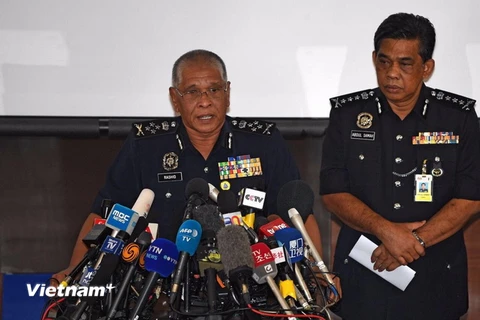 Phó Tổng thanh tra cảnh sát Malaysia ông Noor Rashid Ibrahim phát biểu tại buổi họp báo. (Ảnh: Lê Lương Hòa/Vietnam+)