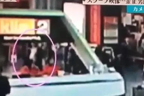 Hình ảnh ghi lại 1 phụ nữ đã tiếp cận Kim Jong-nam. (Nguồn: news.com.au)