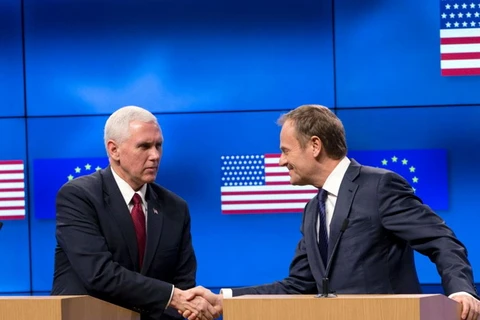Phó Tổng Mỹ Mike Pence và Chủ tịch Hội đồng châu Âu Donald Tusk. (Nguồn: Reuters)