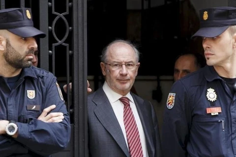 Cựu Tổng giám đốc IMF Rodrigo Rato (giữa) lĩnh án tù. (Nguồn: Reuters)