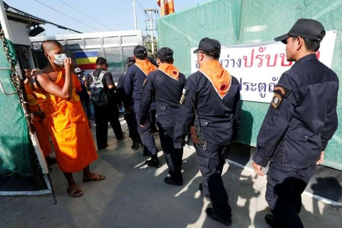 Cảnh sát Thái Lan vẫn đang bao vây ngôi đền Wat Phra Dhammakaya. (Nguồn: Reuters)