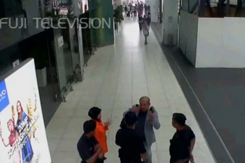 Ông Kim Jong-nam nhờ sự giúp đỡ của nhân viên tại sân bay sau khi dính chất độc. (Nguồn: thestar.com.my)