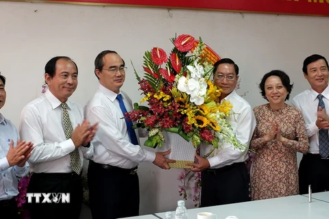 Đồng chí Nguyễn Thiện Nhân tặng hoa chúc mừng đến tập thể cán bộ-viên chức Sở Y tế Thành phố Hồ Chí Minh. (Ảnh: Thế Anh​/TTXVN)