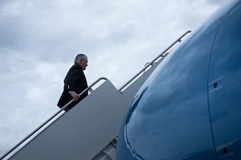 Ngoại trưởng Mỹ Rex Tillerson lên máy bay sang Bonn, Đức. (Nguồn: AFP/Getty Images)
