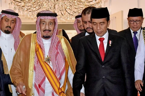 Tổng thống Indonesia Joko Widodo (phải) tiếp đón Quốc vương Saudi Arabia. (Nguồn: detik.com)