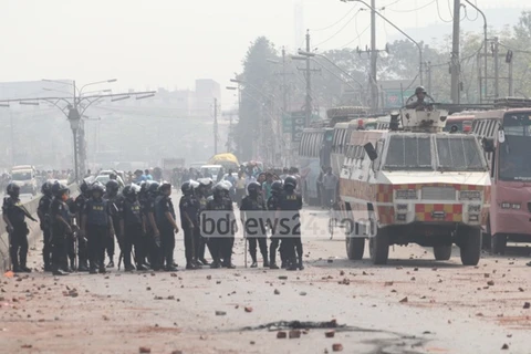 Cảnh sát Bangladesh ngăn chặn người biểu tình. (Nguồn: bdnews24.com)