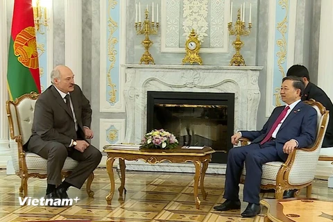 Bộ trưởng Tô Lâm chào xã giao Tổng thống Belarus. (Ảnh: Vinh Lê/Vietnam+)