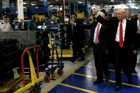 Tổng thống Mỹ Trump tham quan một nhà máy của Carrier ở Indianapolis, Indiana (Nguồn: Reuters)