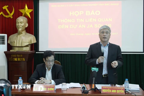 Trưởng ban Quản lý các khu công nghiệp tỉnh Bắc Giang Nguyễn Anh Quyền trả lời các câu hỏi của phóng viên báo chí tại buổi họp báo. (Ảnh: Tùng Lâm/TTXVN)