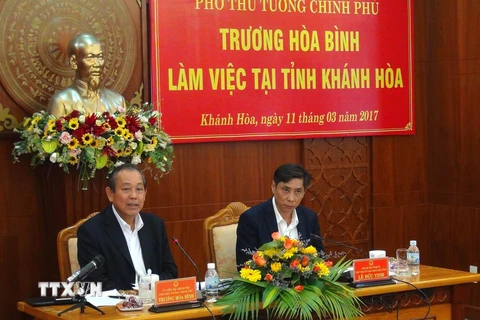 Phó Thủ tướng thường trực Trương Hòa Bình làm việc với lãnh đạo tỉnh Khánh Hòa về Đề án xây dựng Khu Kinh tế-Hành chính Bắc Vân Phong. (Ảnh: Nguyên Lý/TTXVN)