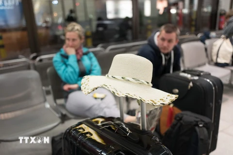 Hành khách đợi tại sân bay Tegel sau khi nhiều chuyến bay bị hủy do các nhân viên mặt đất đình công. (Nguồn: AFP/TTXVN)