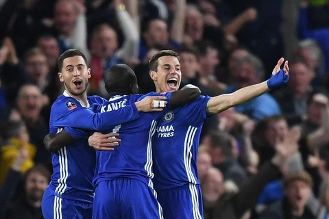 Niềm vui của Chelsea sau bàn thắng của Kante. (Nguồn: Daily Mail)