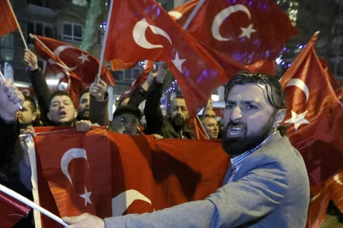 Một cuộc tuần hành của người dân gốc Thổ Nhĩ Kỳ trên đất Hà Lan. (Ảnh: Reuters)