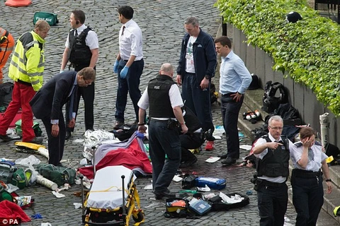 Lực lượng an ninh tại hiện trường vụ tấn công bên ngoài Tòa nhà Quốc hội Anh. (Nguồn: PA)