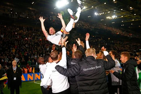Khoảnh khắc đáng nhớ của Podolski ở trận chia tay tuyển Đức