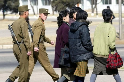 Binh sỹ vũ trang Triều Tiên trên đường phố Bình Nhưỡng. (Nguồn: AFP)