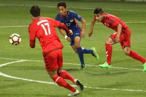 Afghanistan (áo đỏ) đánh bại Singapore 2-1. (Nguồn: tnp.sg)