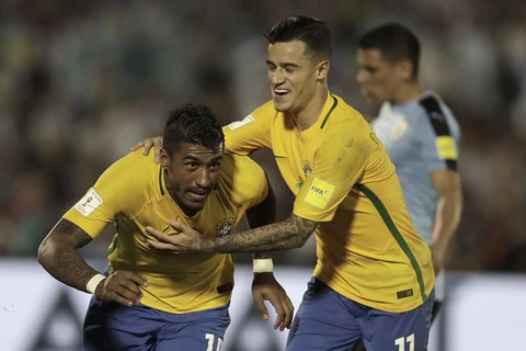 Paulinho (trái) lập hat-trick cho Brazil. (Nguồn: AP)