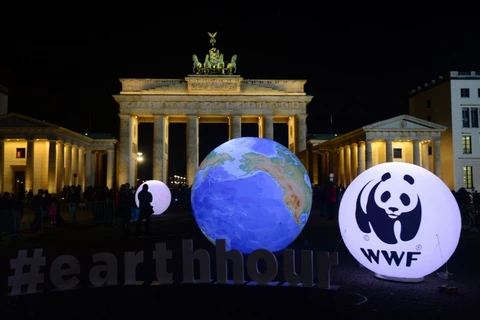 Một quả địa cầu được thắp sáng trước cổng Brandenburger ở Berlin trước chiến dịch nhân thức về thay đổi khí hậu toàn cầu-Giờ Trái Đất. (Nguồn: Mirror)
