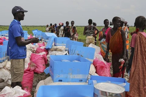 Nhân viên cứu trợ phát đồ cho người dân ở Nam Sudan. (Nguồn: AP)