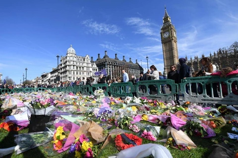 Đặt hoa tưởng niệm các nạn nhân sau vụ tấn công. (Nguồn: AFP/Getty Images)