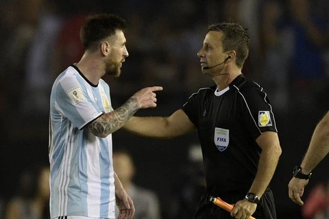 Messi xúc phạm trọng tài Marcelo Van Gasse. (Nguồn: AP)