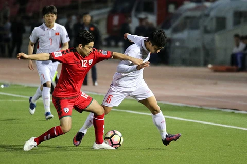 Tuyển Việt Nam (áo trắng) có điểm ở trận ra quân vòng loại Asian Cup 2019. 