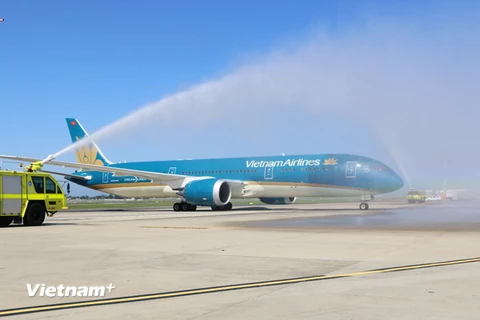 Sân bay quốc tế Sydney tổ chức phun vòi rồng chào đón chuyến bay thẳng đầu tiên từ Hà Nội vào chiều 29/3. (Ảnh: Khánh Linh/Vietnam+)