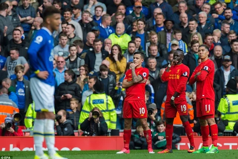 Liverpool (áo đỏ) làm lu mờ Everton. (Nguồn: EPA)
