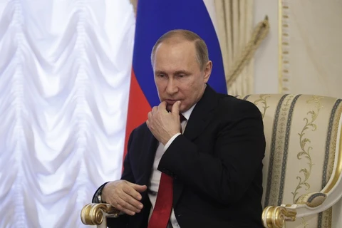 Tổng thống Nga Putin với khuôn mặt đăm chiêu trong cuộc gặp với Tổng thống Belarus, ngày 3/4. (Nguồn: AFP)