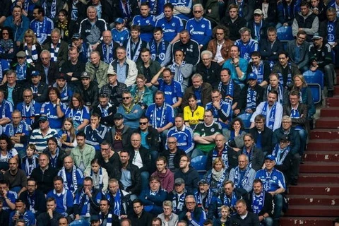 Nữ cổ động viên Dortmund ngồi giữa đám đông Schalke. (Nguồn: Imago)