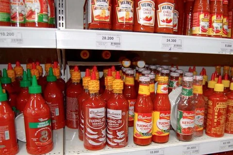 Sriracha được bày bán cùng các loại tương ớt khác của Việt Nam. (Nguồn: Los Angeles Times)