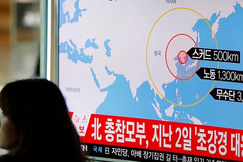 ​Người dân Hàn Quốc theo dõi vụ Triều Tiên phóng tên lửa. (Nguồn: Reuters)