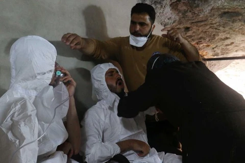 Các nhân viên y tế khám cho các nạn nhân sau vụ tấn công hóa học ở Syria. (Nguồn: Reuters)