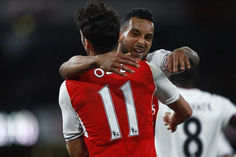 Walcott và Oezil cùng lập công giúp Arsenal giành chiến thắng. (Nguồn: Reuters)