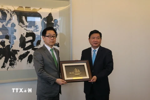 Ông Đinh La Thăng tặng quà cho Phó Chủ tịch cấp cao JICA Kazuhiko Koshikawa. (Ảnh: Tiến Lực/TTXVN)