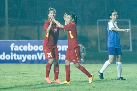 Niềm vui của các tuyển thủ nữ Việt Nam trong chiến thắng trước Singapore. (Ảnh: Tá Hiển/Vietnam+)