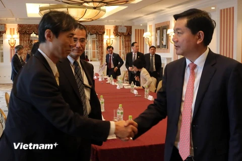 Ông Đinh La Thăng trao đổi với các công ty Nhật Bản. (Ảnh: Tiến Lực/TTXVN)