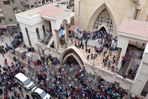 Người dân tập trung trước Nhà Thờ sau vụ đánh bom bên trong một nhà thờ ở thành phố Tanta, thuộc vùng châu thổ sông Nile của Ai Cập. (Ảnh: EPA/TTXVN)