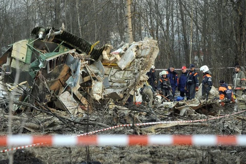 Hiện trường chiếc máy bay chở ông Kaczynski bị rơi. (Nguồn: AFP)