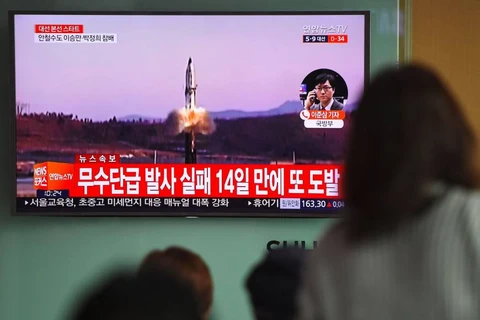 Người dân Hàn Quốc theo dõi bản tin đưa về vụ phóng tên lửa của Triều Tiên. (Nguồn: AFP)