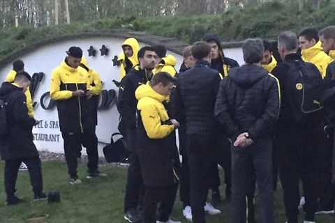 Cầu thủ Dortmund lo lắng sau khi vụ nổ xảy ra.